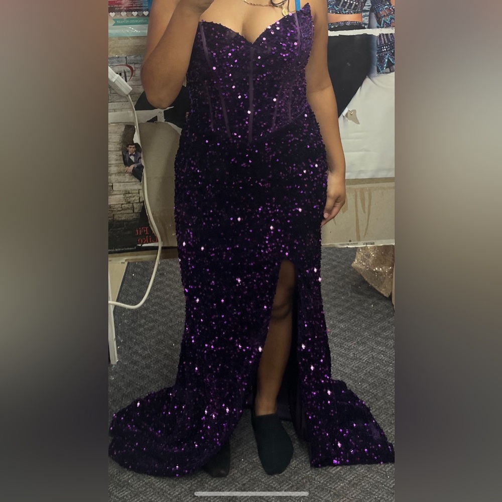 Elegant Purple strapless prom dress includes bouquet
